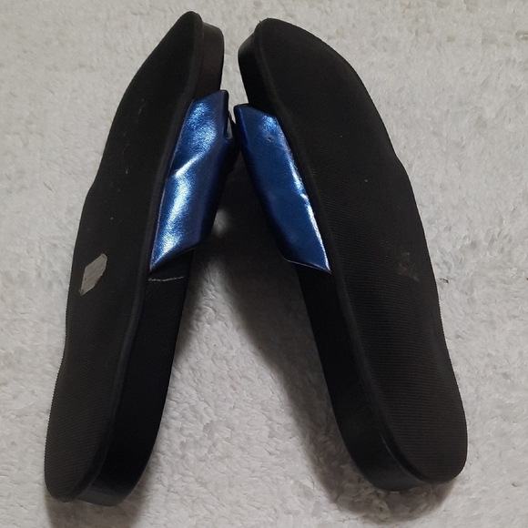 Very Volatile Black and Blue Knot Slide Sandals - Picture 4 of 6